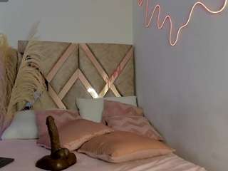 dana-curly webcam model stream image