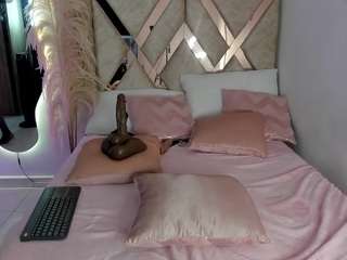 dana-curly webcam model stream image