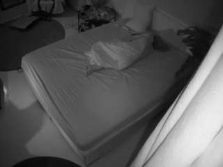 voyeurcam-julmodels-whitebed-5 camsoda stream image