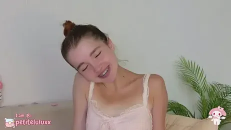 petiteluluxx stripchat stream image