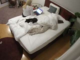 voyeurcam-julmodels-whitebed-5 camsoda stream image