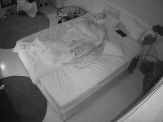 voyeurcam-julmodels-whitebed-5 camsoda stream image