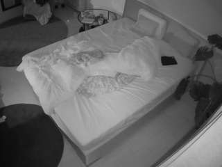 voyeurcam-julmodels-whitebed-5 camsoda stream image