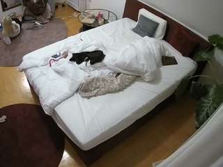 voyeurcam-julmodels-whitebed-5 camsoda stream image