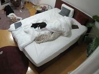 voyeurcam-julmodels-whitebed-5 camsoda stream image