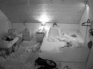 voyeurcam-julmodels-whitebed-2 camsoda stream image