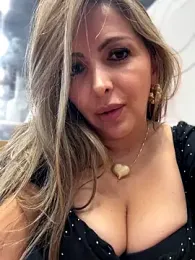 _Abril-Office1 stripchat stream image